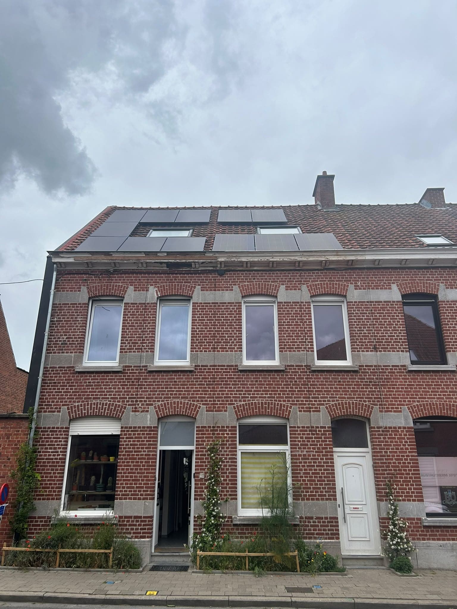 Rijhuis met zonnepanelen op een pannendak